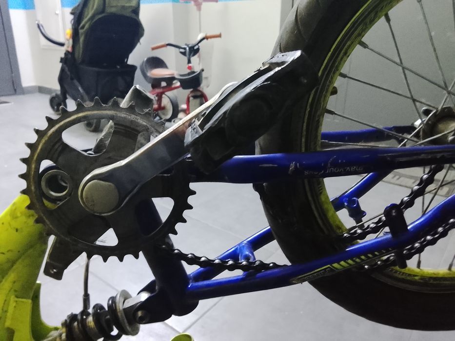 Велику 3 года б/у тормоза не работают. Два колеса лопнуты. А так всё н