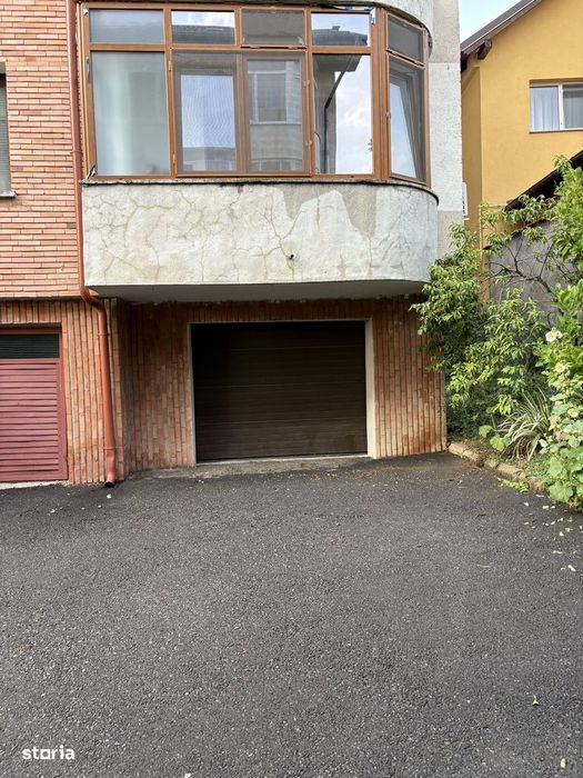 Apartament cu 4 camere, garaj , beci, pod și 3 balcone