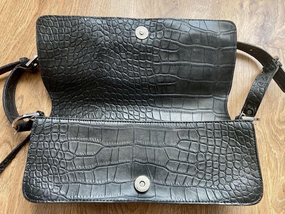 Оригинална кожена чанта Guess