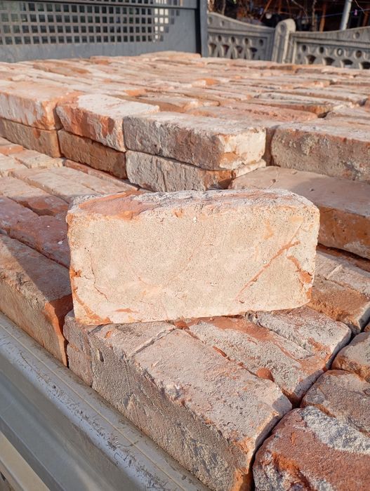 Vând cărămidă presată rustică