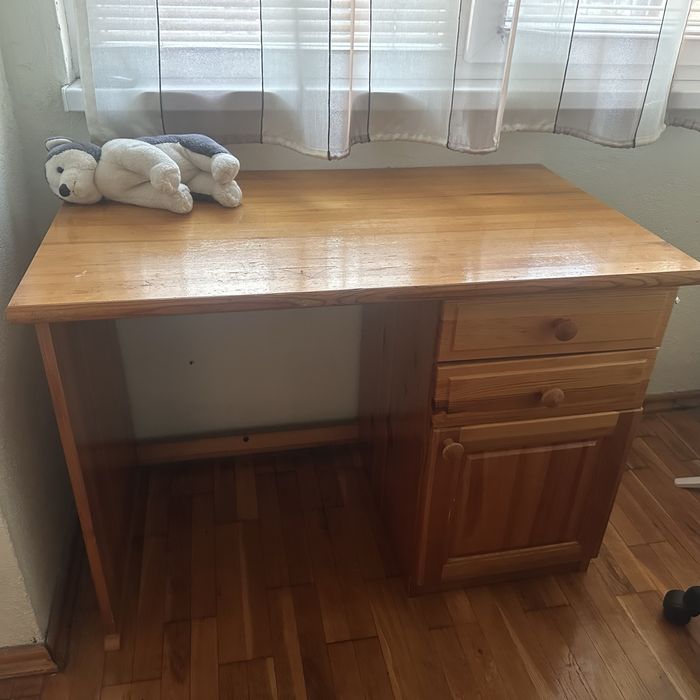 Продавам бюро естествено дърво