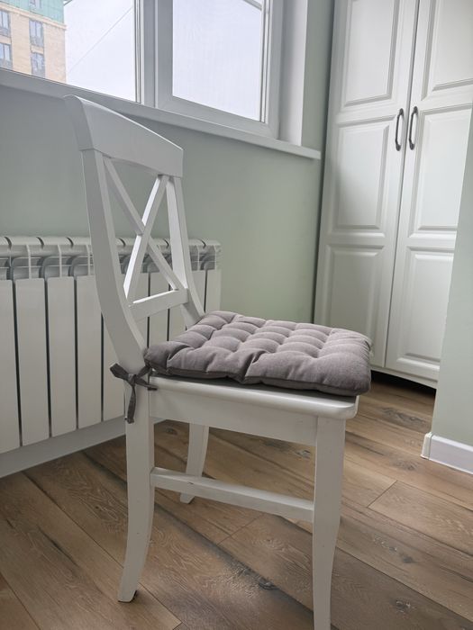 Продам стулья белые