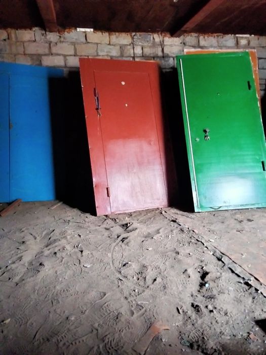 Тамбурные железные двери.