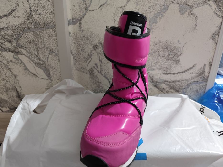 Продам новые сапоги Reebok