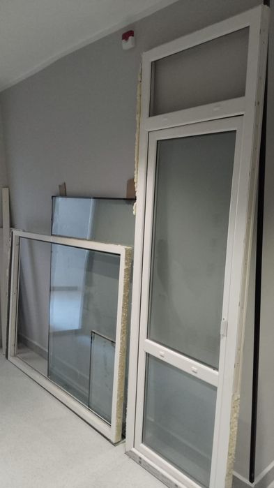 Пластиковые окна и дверь для балкона