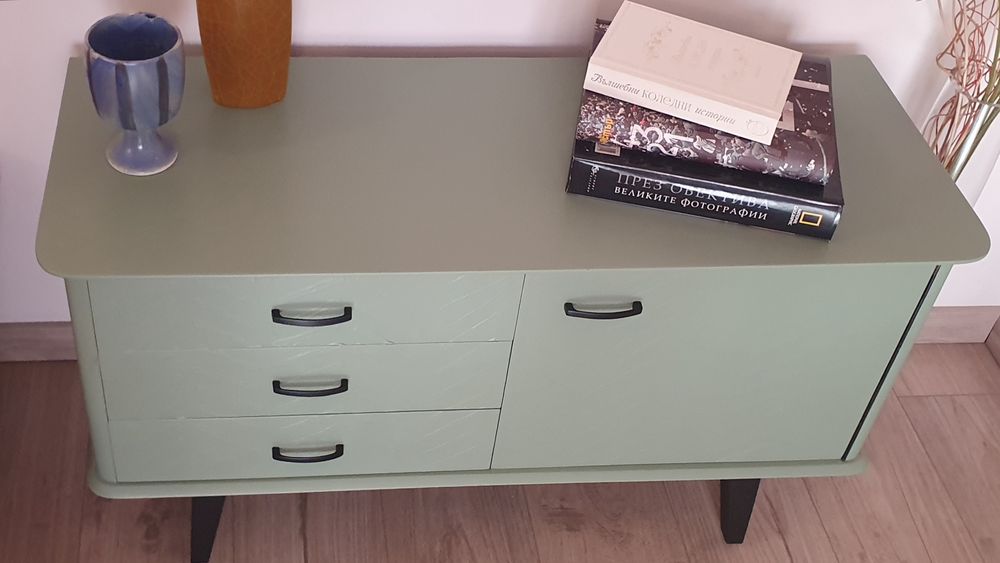 Елегантно Шкафче