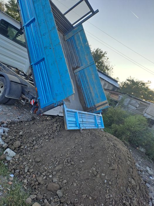 Transport nisip,moloz,pământ negru,etc.