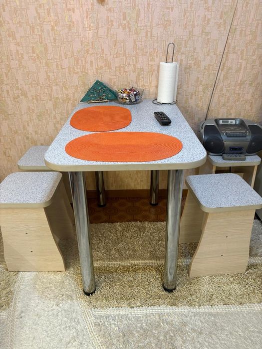 продам кухонный стол и 4 табуретки