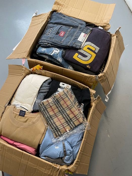 Pachete cu haine noi, firmate. Dama, bărbați, copii.