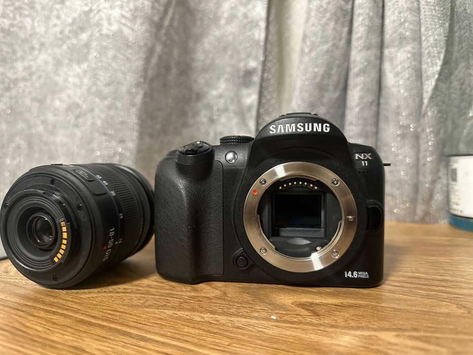 Aparat foto Samsung NX11 + obiectiv – stare foarte bună