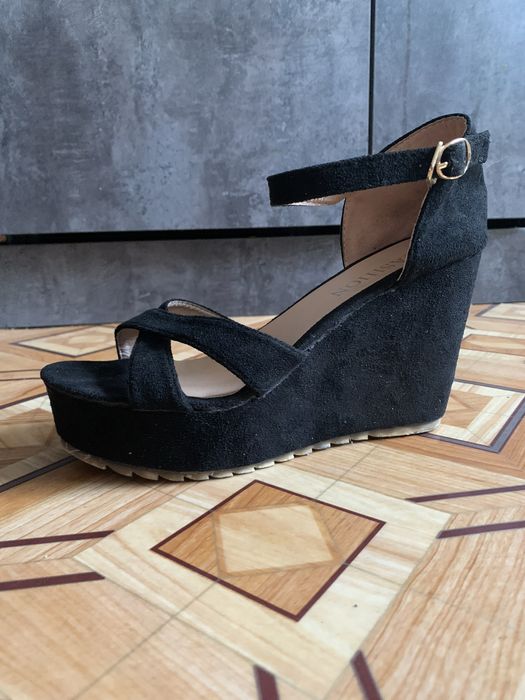 Продам босоножки и туфли