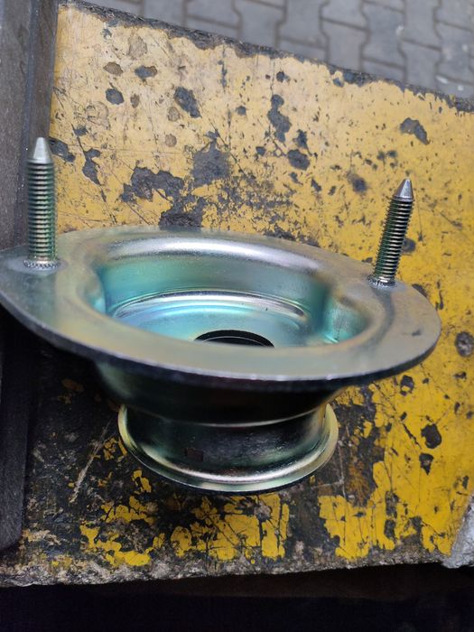 Мазда 323  старушка опора чашки амортизаторыа