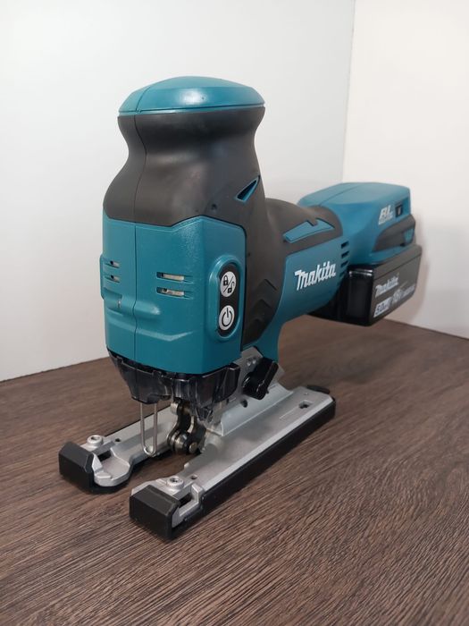 Vând fierăstrău pendular Makita DJV181
