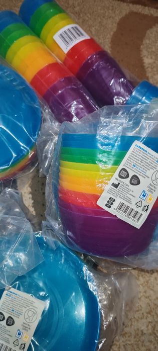Castronele farfurii pahare 12 la set plastic reutilizabile  25 lei setul