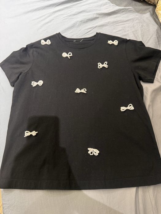 черная футболка с бантиками из бисера