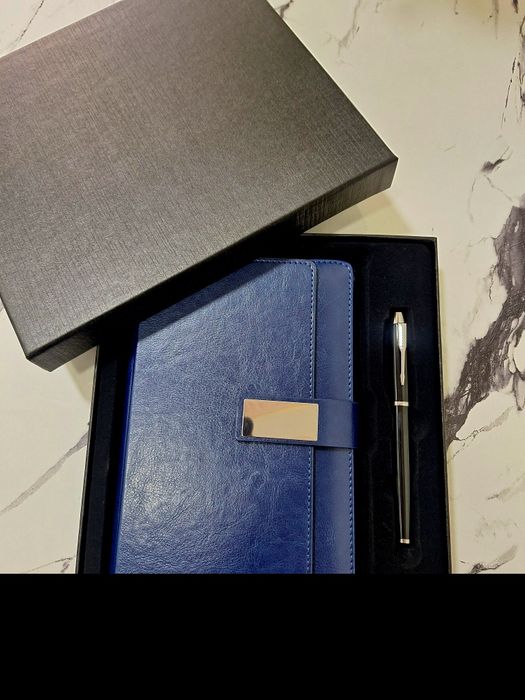 Набор Подарочный. С двойной обложкой. Листы в клетку. Ручка удобная .