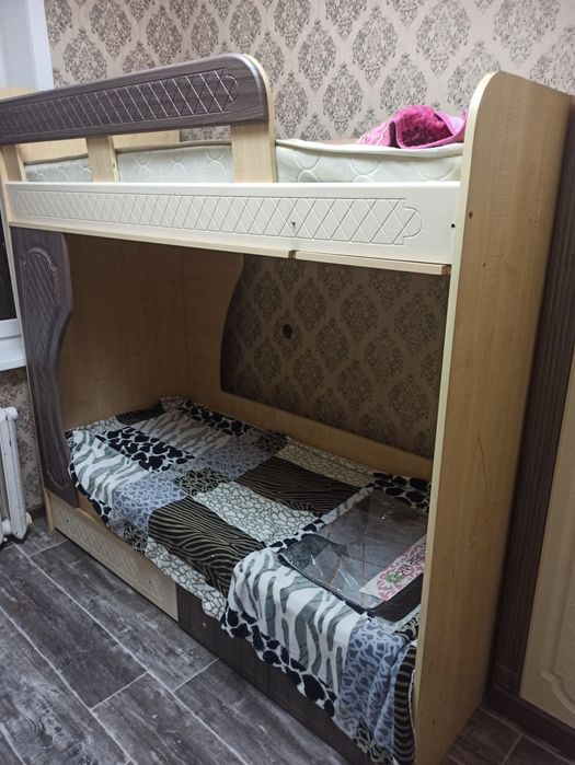 Продам двухъярусная кровать с матрасами