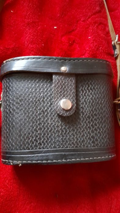 vând binoclu anii 1990 în husă de piele