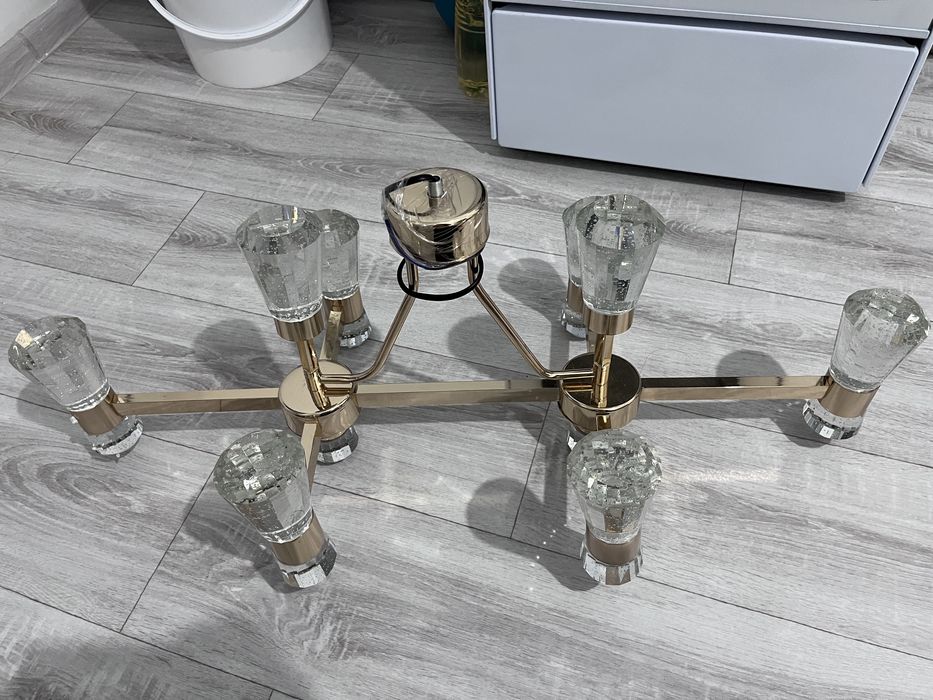 Продаю люстра новая