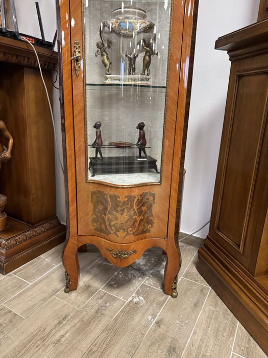 Vitrina deosebita din lemn masiv cu intarsii si elemente bronz