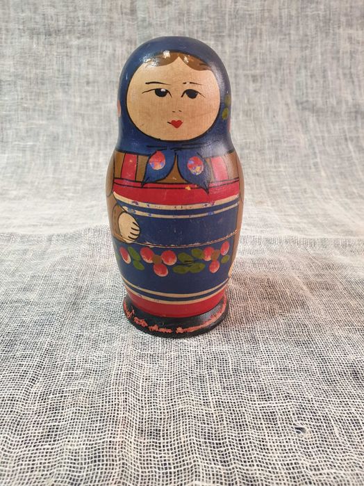 Голяма дървена играчка-Матрьошка и по-малка Матрьошка