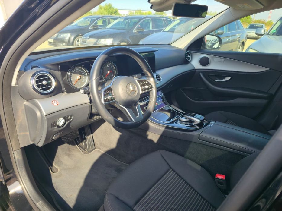 Mercedes-Benz E Mercedes Benz E 220D 4MATIC ( 4x4 )