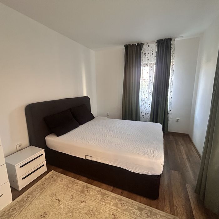Vând apartament cu parcare proprie