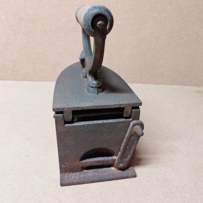 Стара ютия на жар