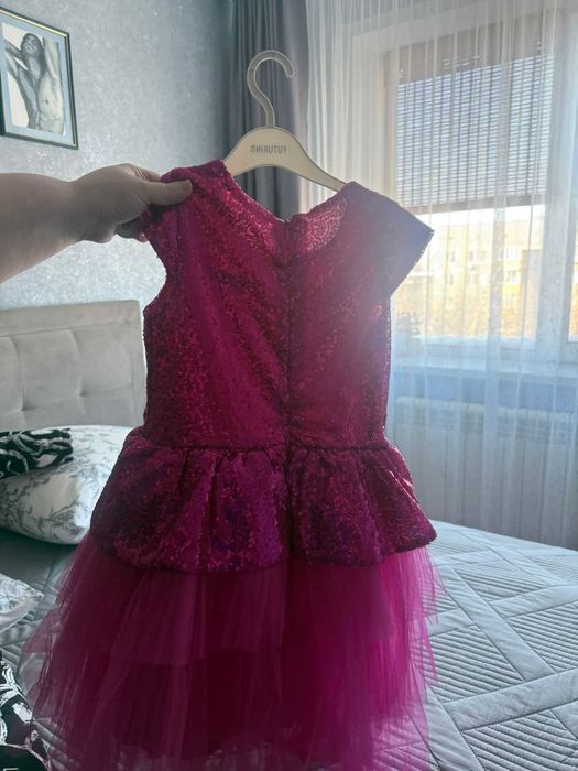 Продам нарядное платье для девочки