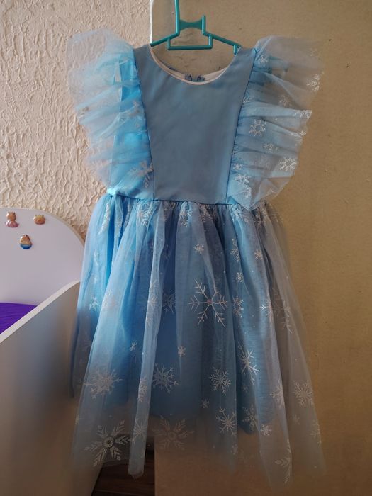 Голубое нарядное платье на девочку