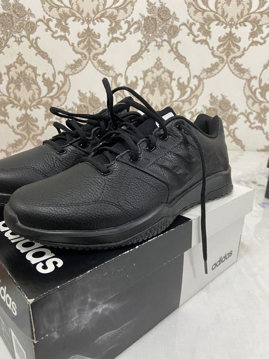 Красовки adidas.