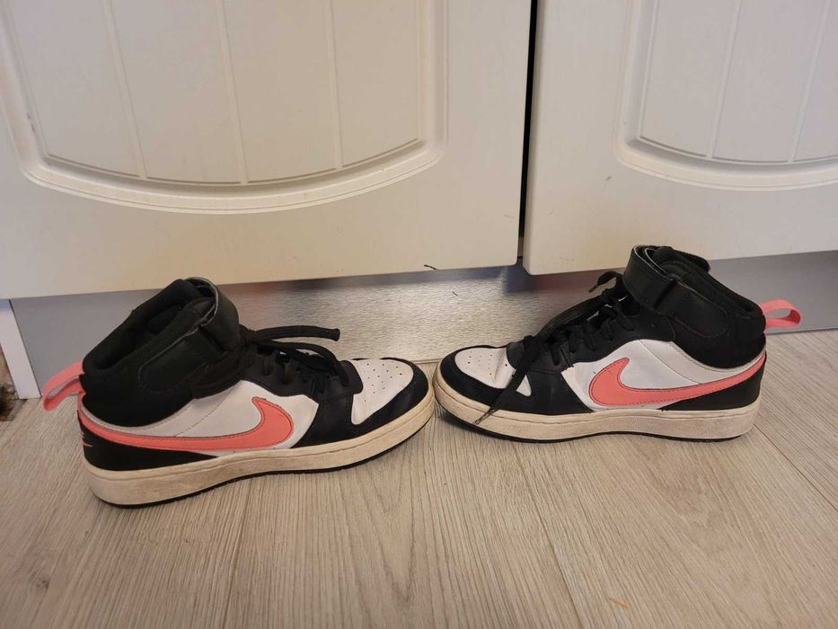 Детски есенни обувки Nike за момиче - номер 36.5-37. Цена 46лв