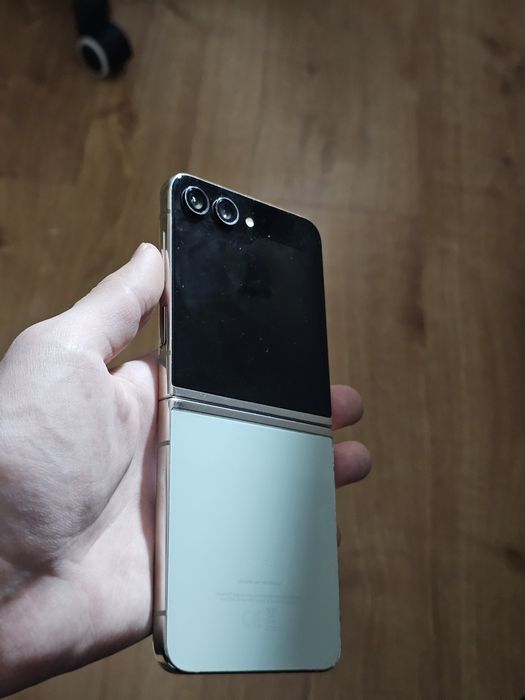 Z flip 5 demo с дефектом