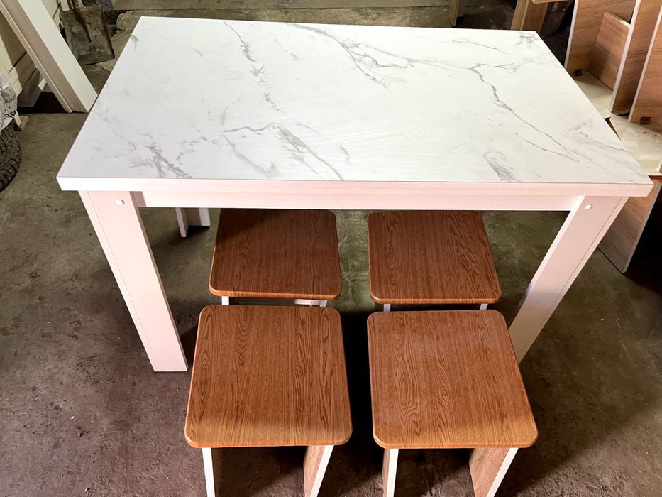 Продам новый стол и стулья