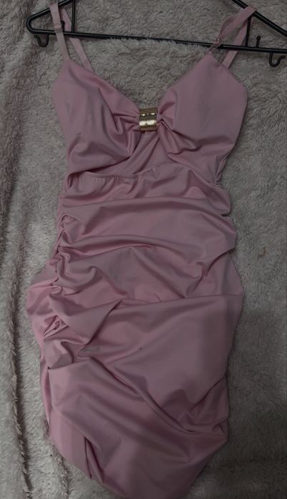 Елегантна розова рокля подходяща за всеки повод