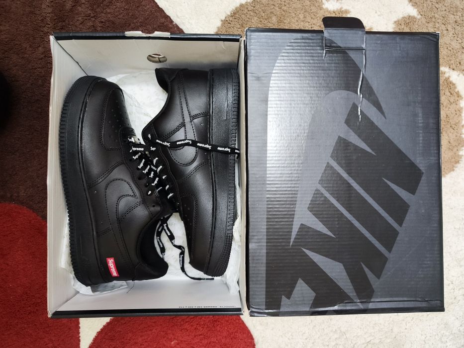Vând pantofi Nike x supreme