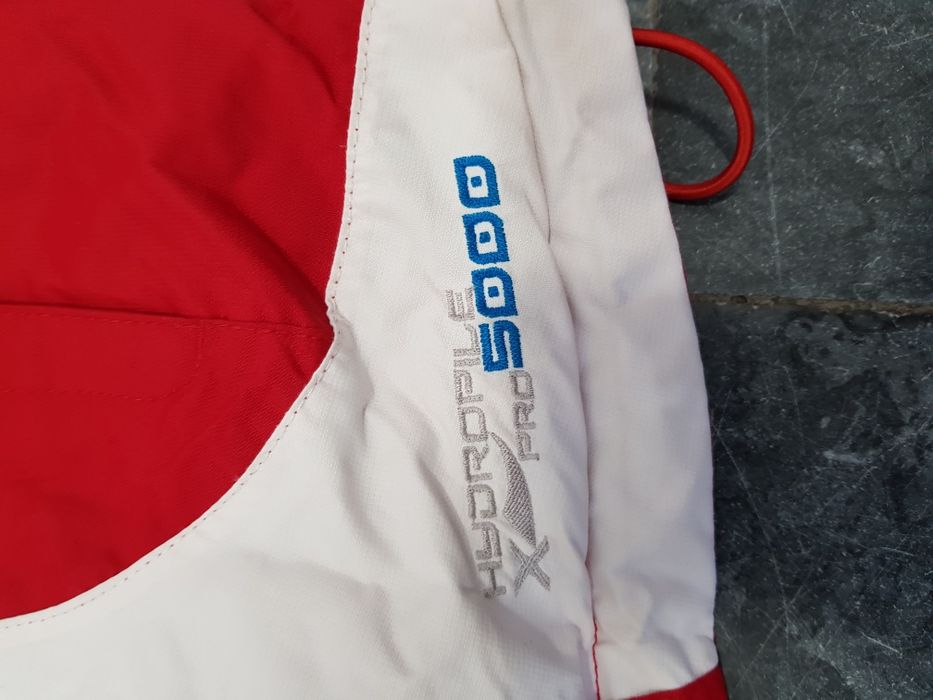 Geaca ski femei culoare rosie, cu aerisiri laterale si  captuseala .