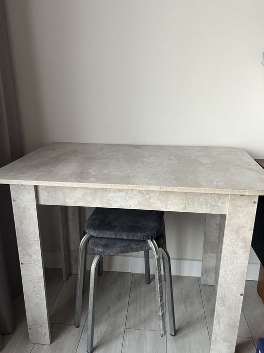 Продаётся стол со стульями (2 табуретки)