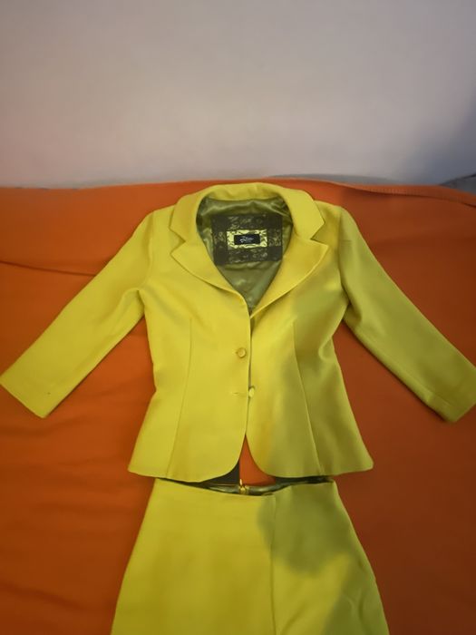 Костюм цвят горчица