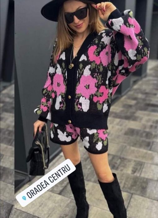 Vând compleu pantaloni scurți și jerseu