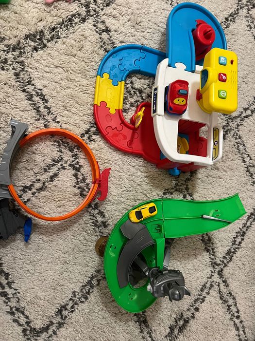 Играчки за деца, писти, движещи и др.