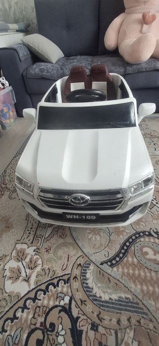 Продам детскую машинку на пульте