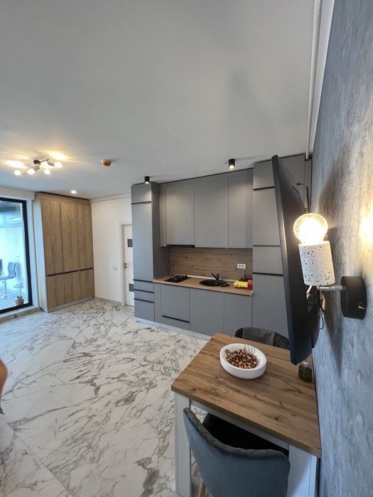 INCHIRIEZ/Regim hotelier apartament cu terasa vedere la mare/lac