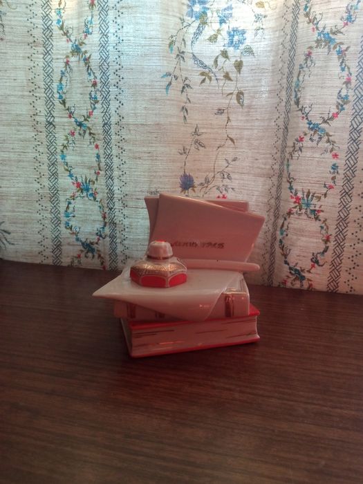 Фарфоровая чернильница 'Книги"