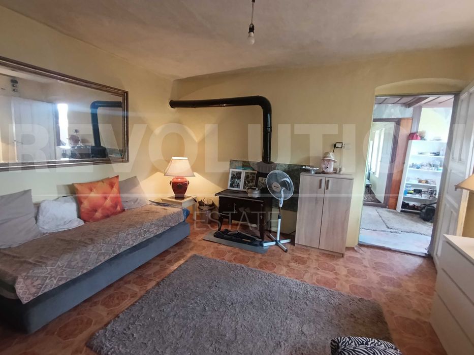 Просторна къща с голям двор и стопански постройки в с. Владимирово!