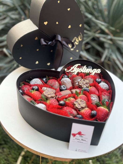 Подарочные боксы, клубника в шоколаде, цветы