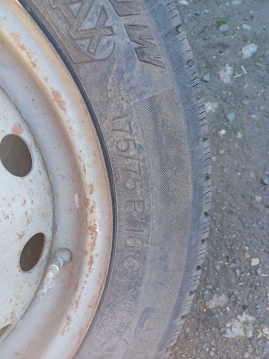 Продавам 4 гуми за Лада нива
