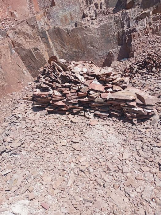 Горный рваный камень