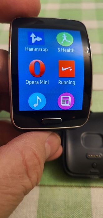 Продавам часовник Samsung Gear S