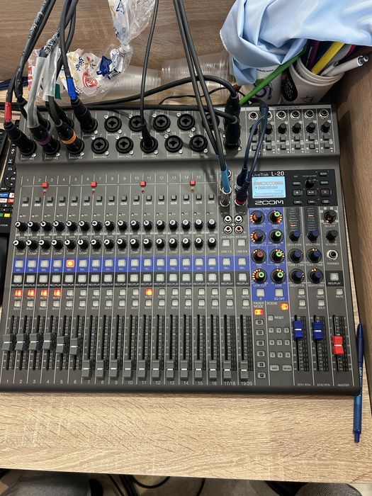 Vând mixer zoom live track L20